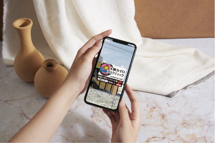 スマートフォンで予約画面を確認する様子